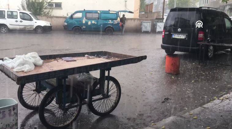 Ağrı'yı sağanak ve dolu vurdu: Cadde ve sokaklar göle döndü 10